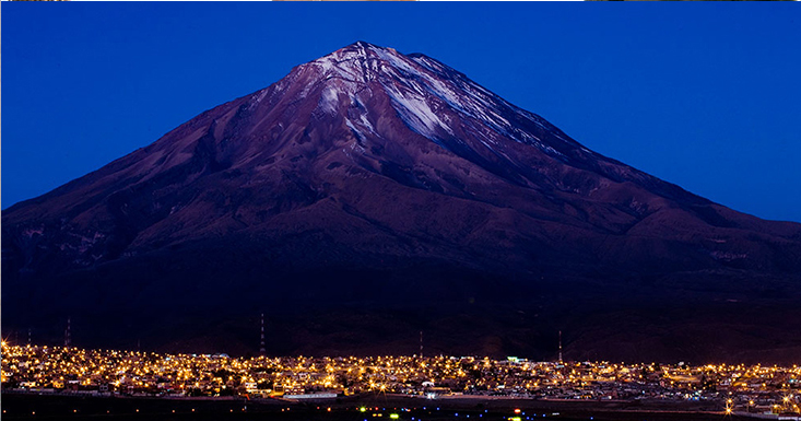 le volcan "El Misti", altitude 5800 m, et la ville d'Arequipa. Pérou.