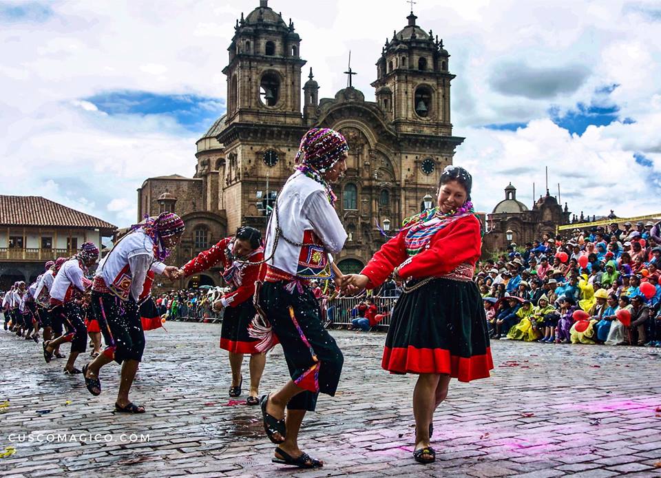 Danses durant le carnaval à Cuzco Danses durant le carnaval à Cuzco. Crédit photo: cuscomagico.com