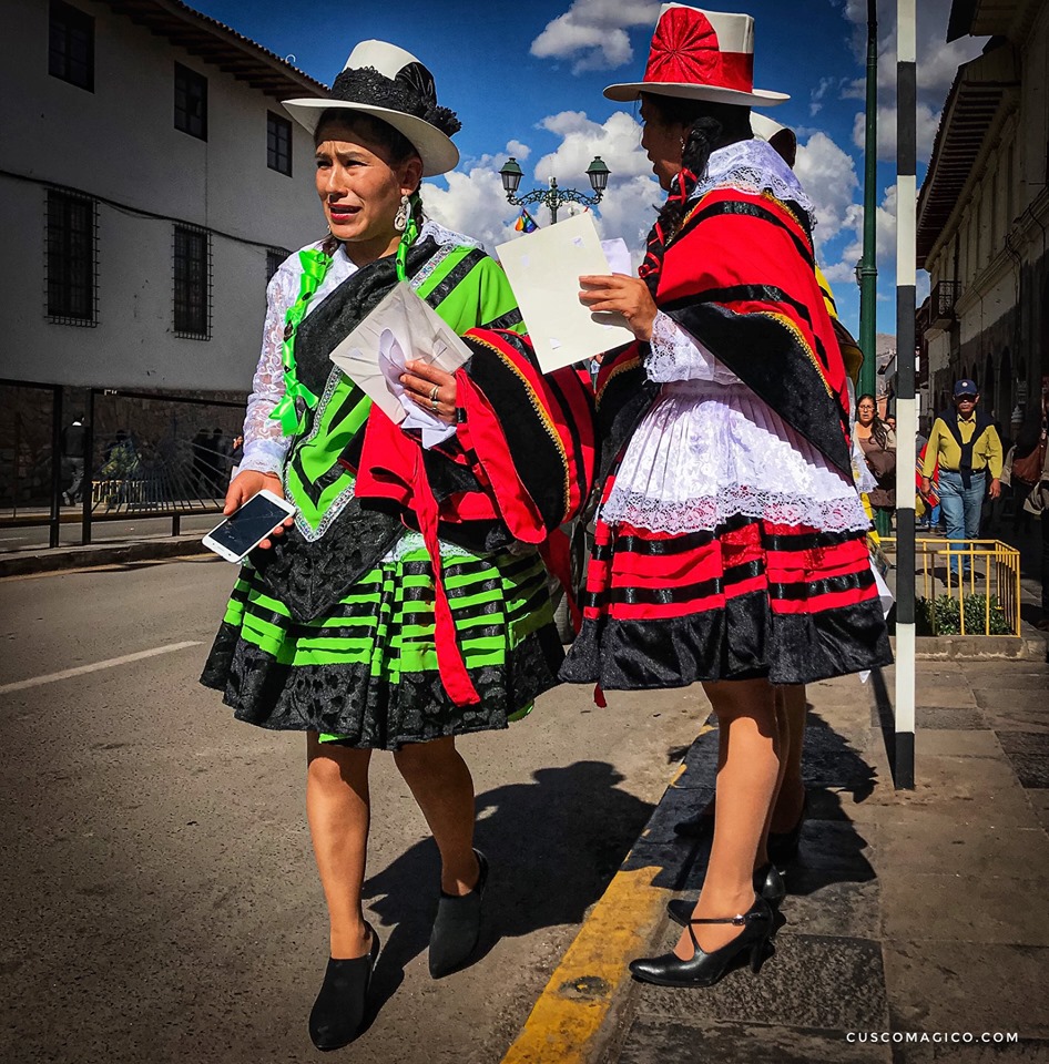 Métisses Cuzqueñas Métisses Cuzqueñas, contraste costumes traditionnels et Smartphone. Crédit photo: cuscomagico.com