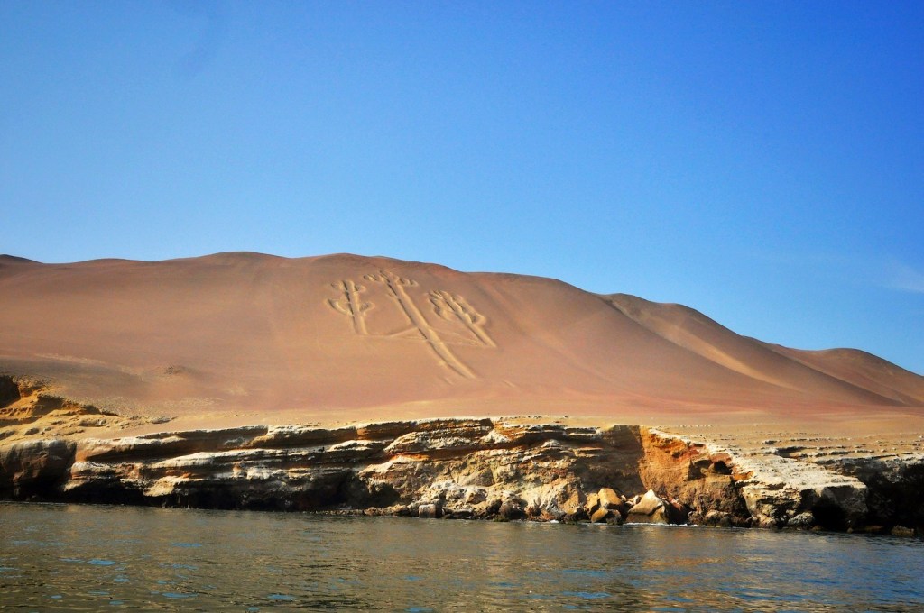 Le candelabre de Paracas, sous le soleil radieux de la côte Pacifique Péruvienne.