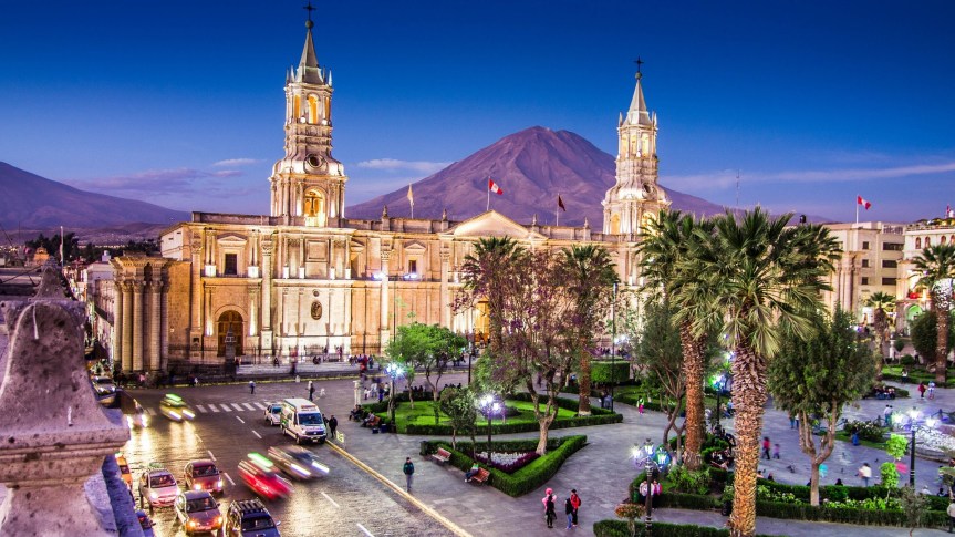 Cathédrale d'Arequipa et le volcan "el Misti".