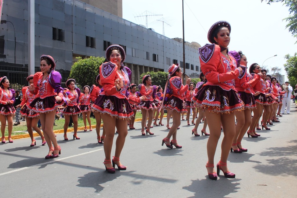 Danseuses de "Saya-Caporales" dans les rues de Lima.