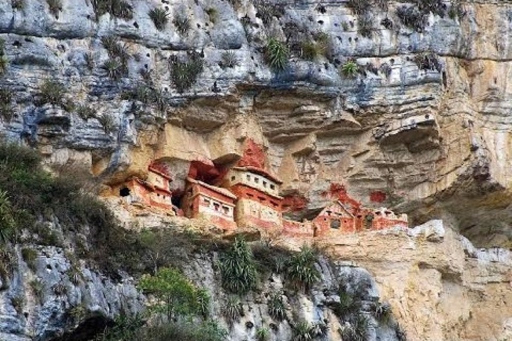 Les mausolées de Revash, culture Chachapoyas.