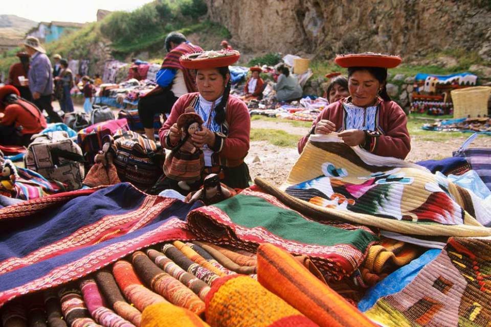 Un marché artisanal à Chinchero (Cuzco) Un marché artisanal à Chinchero (Cuzco)