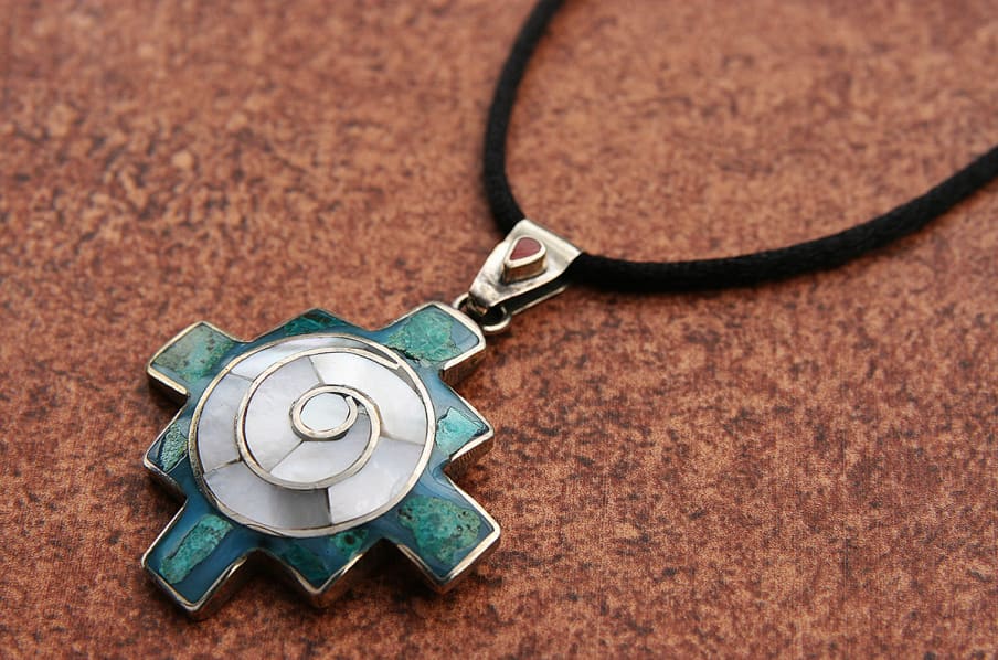 Chacana en argent et pierres semi-précieuses